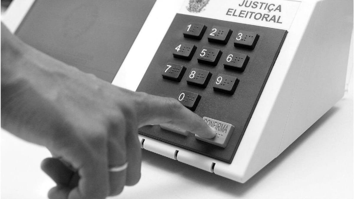 Eleitor digitando o voto em uma urna eletrônica da Justiça Eleitoral