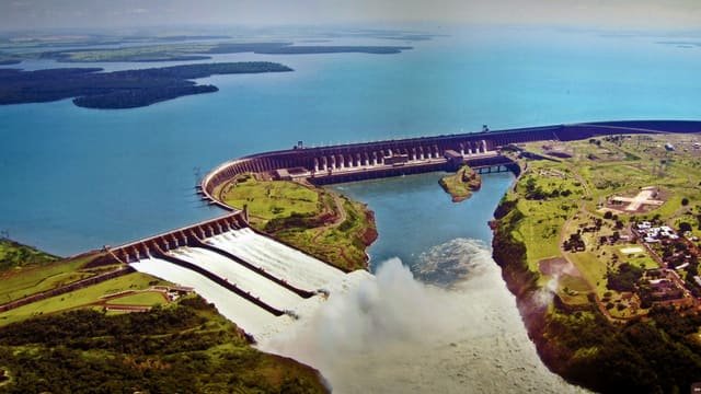 Vista aérea da Usina Hidrelétrica de Itaipu, com o vertedouro aberto