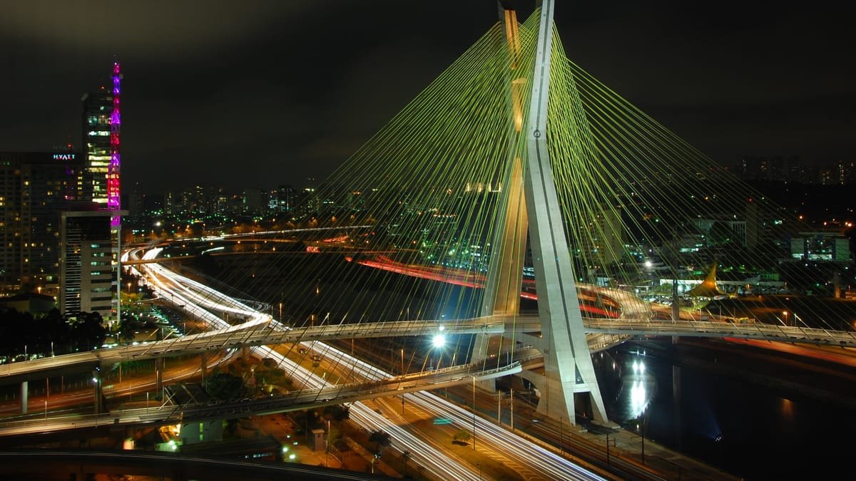Ponte Estaiada, em São Paulo, iluminada à noite